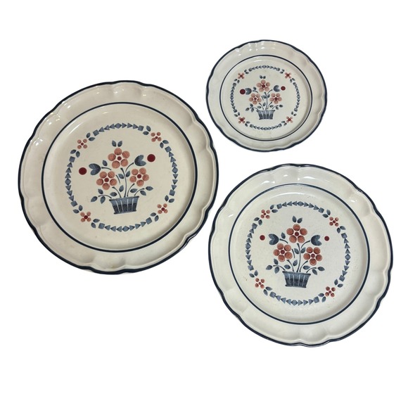 Vintage Floral Flower Basket Plates Set of 3 Cream Blue Red Scalloped Edge - Picture 1 of 12